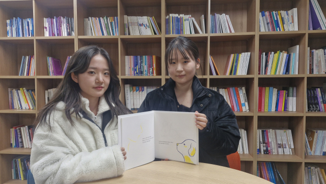 동화책 <맑음이>를 쓰고 그린 현로아(오른쪽) 양과 양현수 양이 지난 2일 부산일보에서 인터뷰하며 책을 펼쳐 보이고 있다. 김희돈 기자