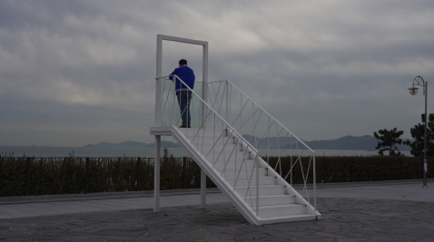 세컨드 콤플렉스(한국), 부디 조심히 올라가십시오, 2025, 싱글 채널 비디오, 스테레오 사운드, 32분 23초. 공간 힘 제공