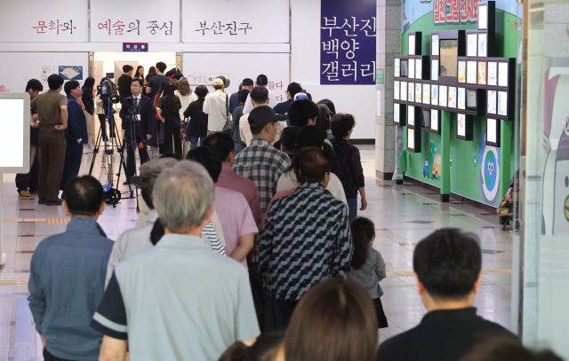 제21대 대통령 선거일인 지난해 6월 3일 부산 부산진구청에 유권자들이 투표하기 위해 길게 줄을 서 있다. 이재찬 기자 chan@