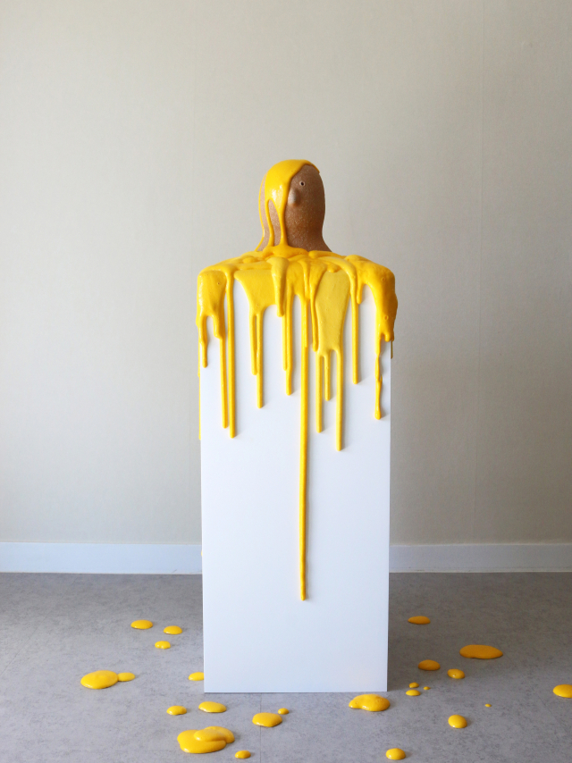 정지숙, 흠뻑, Clay, urethane resin, wood, 2025. 갤러리 플레이리스트 제공