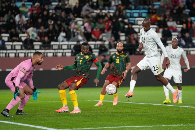 남아프리카공화국의 막고파(오른쪽)가 5일(한국 시간) 모로코 라바트에서 열린 카메룬과의 2025 아프리카 네이션스컵 16강전에서 추격의 골을 넣고 있다. AP연합뉴스