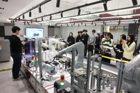 경남정보대 EV 이차전지 실무특강 - 배터리팩 제조 실습 장면.