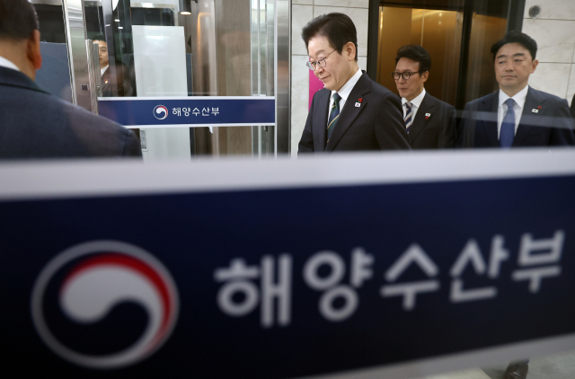 이재명 대통령이 지난 23일 부산 동구 해양수산부 청사에서 열린 해수부 업무보고에 입장하고 있다. 연합뉴스