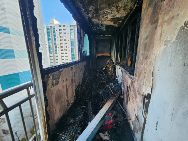 6일 오후 3시 15분께 북구 구포동 한 아파트 8층에서 화재가 발생했다. 부산소방재난본부 제공