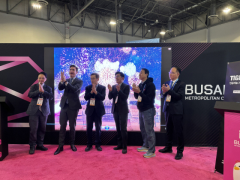 개관식 기념사진. 왼쪽부터 박동석 시 첨단산업국장, John T. Kelley CTA 부회장, 송복철 부산경제진흥원 원장, 서종군 부산기술창업투자원 원장, 이준현 부산라이즈혁신원 원장, 한수환 동의대학교 총장.