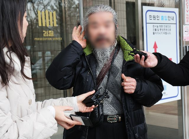 현행법상 성범죄자 신상정보 공개 최대 기간은 10년인데, 최근 아동 성폭행범 조두순의 공개 기간이 만료돼 거주지 등을 파악할 수 없게 되면서 시민 불안감이 커진다. 사진은 2024년 공판을 마치고 나오는 조두순 모습. 연합뉴스