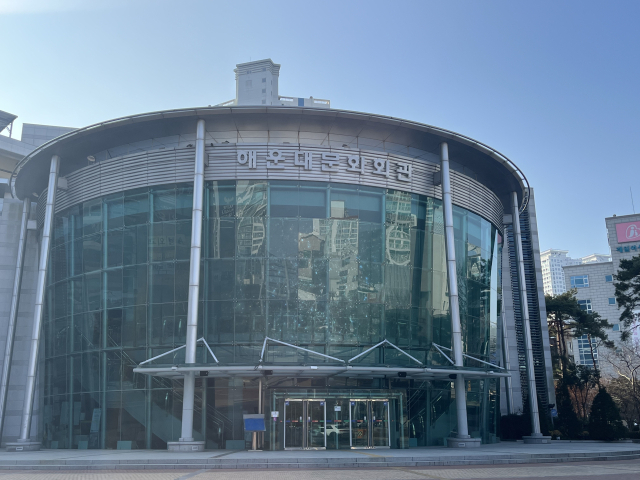 7일 오전 부산 해운대구 좌동 해운대문화회관에 설치된 투명 LED 디스플레이에서 영상이 송출되고 있다. 양보원 기자