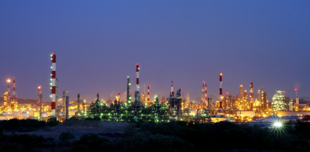 중국과의 경쟁에 밀려 고전하는 동남권 중화학공업에 북극의 무한하고 저렴한 자원이 단비가 될 수 있을 것으로 기대된다. 대표적인 석유화학 공단인 울산 온산국가산단 야경. 부산일보DB