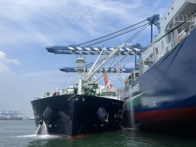 2024년 부산항 신항에서 국내 최초로 하역 중인 LNG추진선에 LNG를 충전하고 있다. 부산일보DB