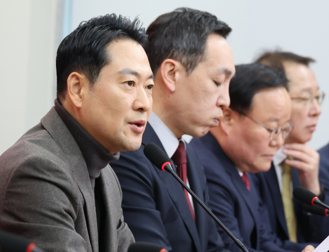 국민의힘 장동혁 대표가 8일 서울 여의도 국회에서 열린 최고위원회의에 참석, 발언하고 있다. 연합뉴스