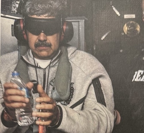 도널드 트럼프 미국 대통령이 지난 3일(현지시간) 미군이 기습적인 군사 작전으로 체포한 니콜라스 마두로 베네수엘라 대통령의 근황 사진을 사회관계망서비스(SNS) 트루스소셜에 공개했다. 연합뉴스