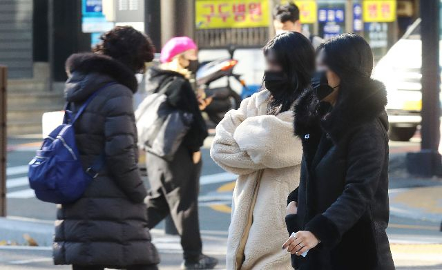 부산 지역 최저기온이 영하의 날씨를 보인 지난 2일 오전 부산 서면 거리에서 출근길 시민들이 몸을 움츠린 채 걸어가고 있는 모습. 정종회 기자 jjh@