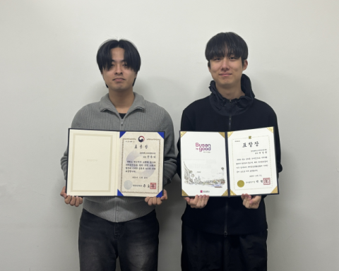 (왼쪽부터) 새마을동아리 회장 전준서 학생(행정안전부 장관상), 부회장 박병현 학생(부산시장상).