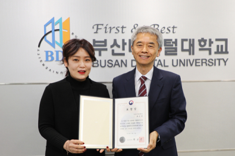 왼쪽부터 기획처 최은진 콘텐츠개발팀장, 최원일 총장.