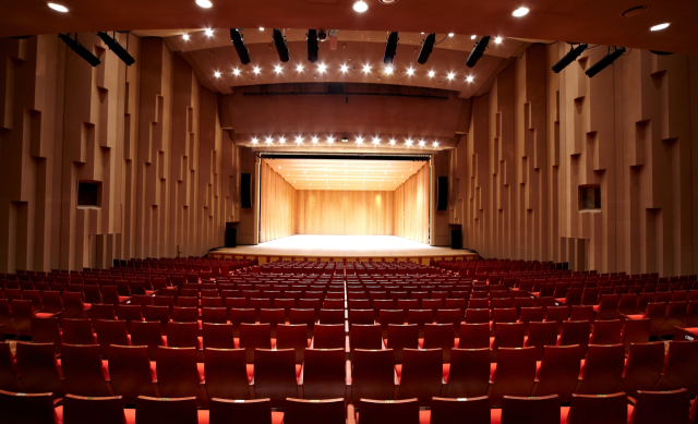 개관 38년 만에 전면적인 시설 개선 공사와 함께 휴관에 들어간 부산문화회관 대극장. 부산문화회관 제공