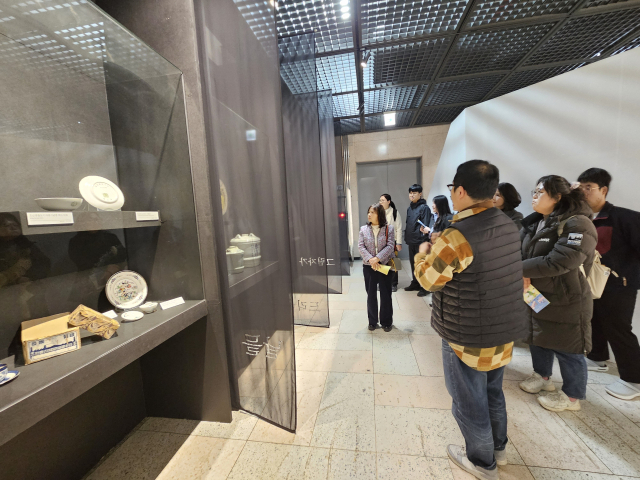 학예연구사의 전시 설명을 열심히 듣고 있는 방문객들 모습. 김효정 기자