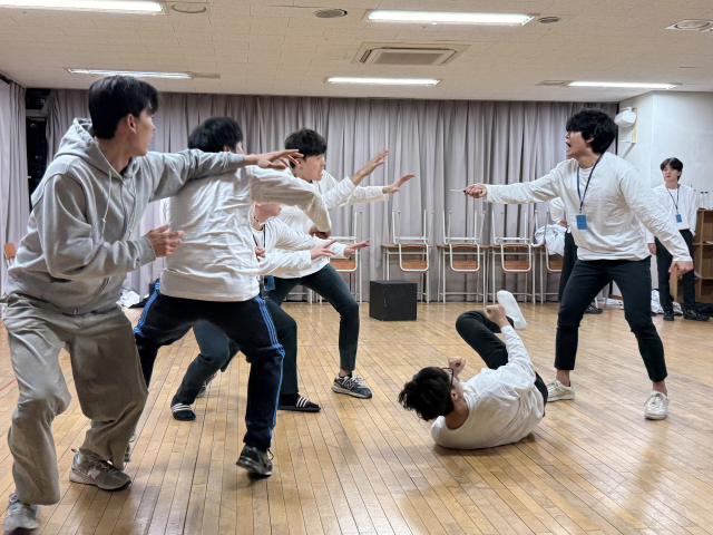 극단 415 단원들이 동서대 연기과 학생들과 함께 연극 '파란나라' 연습에 몰두하고 있다. 극단 415 제공