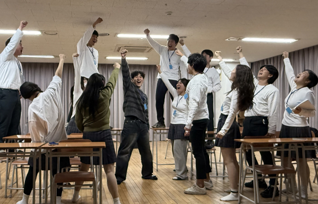 극단 415 단원들이 동서대 연기과 학생들과 함께 연극 '파란나라' 연습에 몰두하고 있다. 극단 415 제공