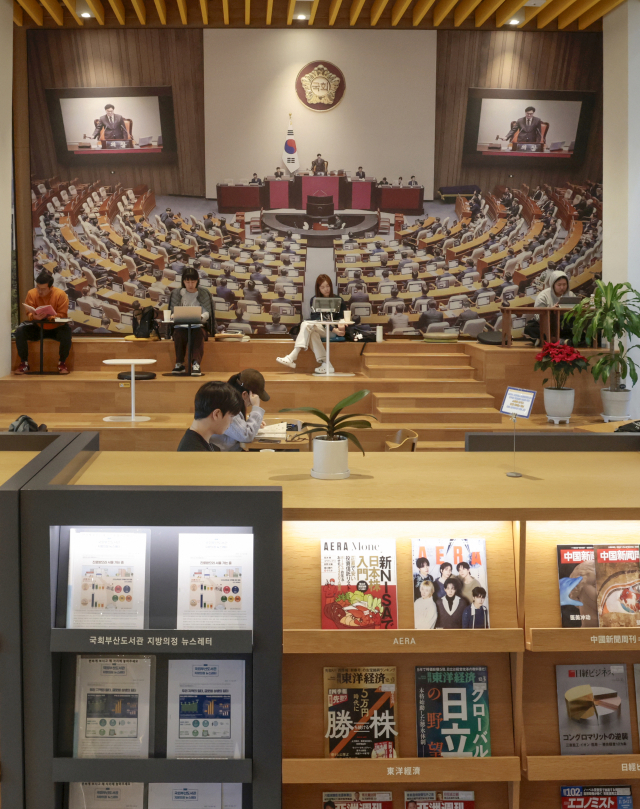 국회부산도서관 1층 카페 어셈블리 벽면은 국회의사당 본회의장 사진으로 채워져 있다. 정대현 기자 jhyun@