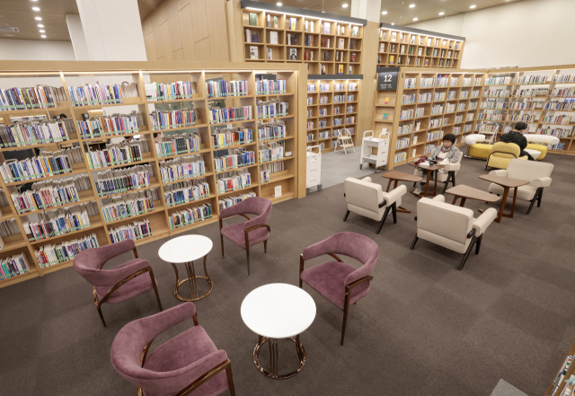 국회부산도서관 자료실 모습. 서가 사이에 편하게 책을 읽을 수 있는 의자와 테이블이 마련돼 있다. 정대현 기자 jhyun@