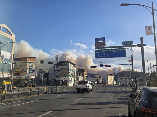 10일 오후 3시 15분께 경북 의성군 의성읍 비봉리 산에서 불이 나서 연기가 읍내로 확산되고 있다. 연합뉴스