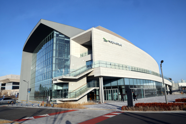 서부산권 최초 클래식 전용 공연장인 부산 강서구 명지동 ‘낙동아트센터’가 지난 10일 오후 개관 공연을 시작으로 본격 운영에 들어갔다. 낙동아트센터 전경. 정종회 기자 jjh@