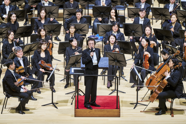 지난 8일 오후 부산콘서트홀에서 열린 2026 부산메세나 신년 음악회에서 울산시립교향악단 지휘와 해설을 맡은 임헌정 지휘자. 부산메세나협회 제공