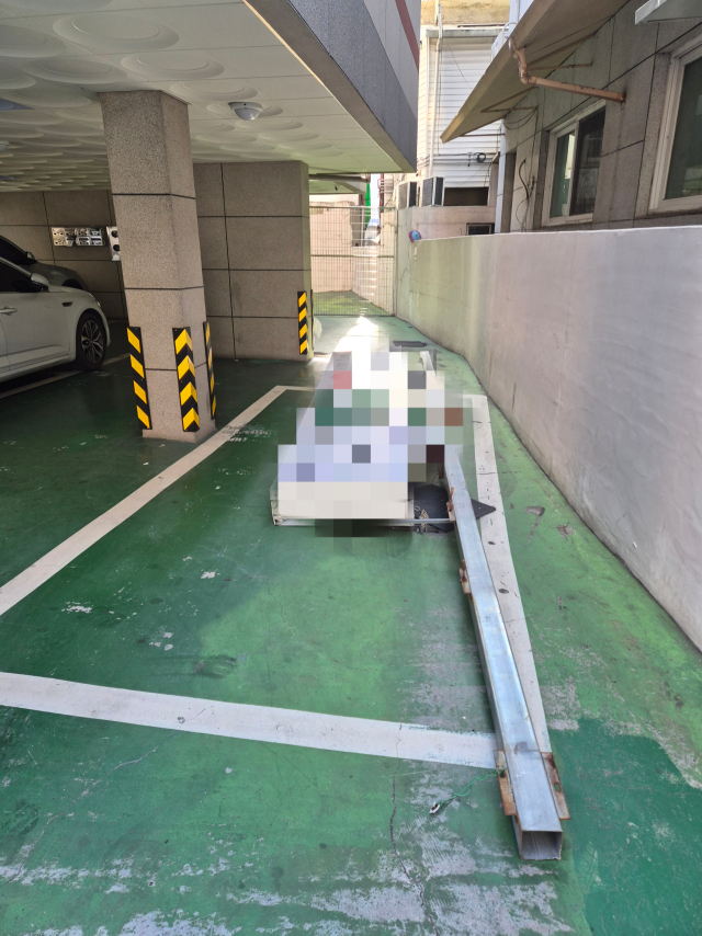 10일 오후 경남 창원시 마산회원구 한 건물 간판이 강풍으로 인해 떨어진 모습. 창원소방본부 제공