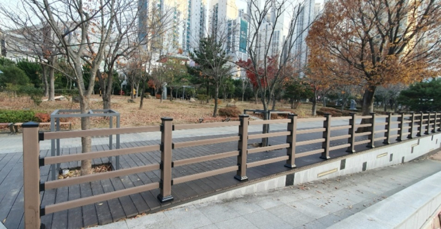 부산 부산진구청은 지난해 공공 수거한 커피박을 합성목재로 가공해 양정 라이온스 공원의 노후 덱을 보수했다. 부산 부산진구청 제공