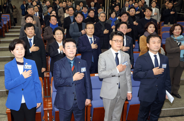 더불어민주당 원내대표와 최고위원 보궐선거에 출마한 후보 등이 11일 국회에서 열린 제2기 원내대표 선출을 위한 의원총회에서 국민의례를 하고 있다. 연합뉴스