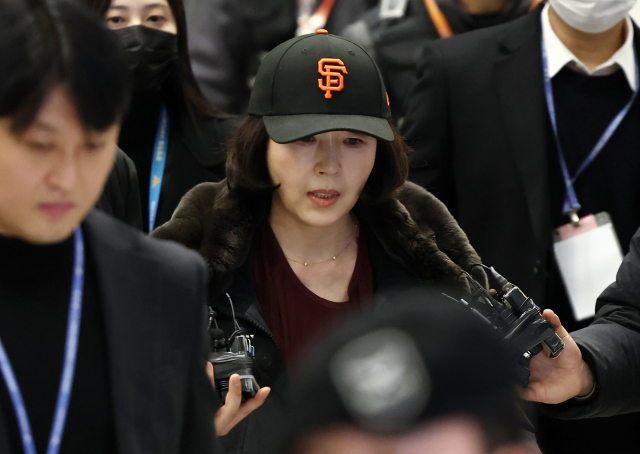 2022년 지방선거 국면에서 더불어민주당 소속이던 강선우 의원에게 '공천헌금' 1억원을 전달한 의혹을 받는 김경 서울시의원이 11일 인천국제공항 1터미널을 통해 입국하며 취재진 질문에 답하고 있다. 연합뉴스