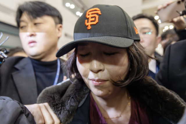 2022년 지방선거 국면에서 더불어민주당 소속이던 강선우 의원에게 '공천헌금' 1억원을 전달한 의혹을 받는 김경 서울시의원이 11일 인천국제공항 1터미널을 통해 입국하고 있다. 연합뉴스