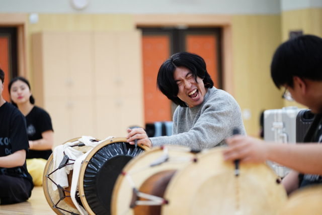 제1회 국립청년연희단 정기 공연이 오는 16~17일 국립부산국악원 연악당에서 열린다. 사진은 국립부산국악원 무용 연습실에서 연습 중이 청년연희단 단원들 모습. 전통공연예술진흥재단 제공
