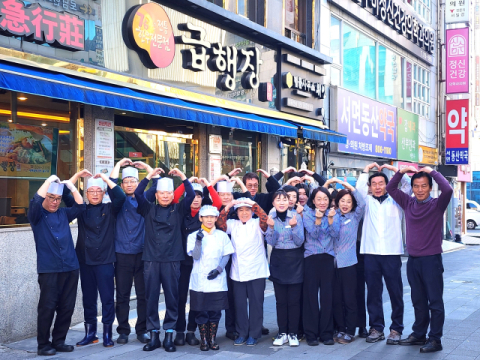 ‘급행장’ 식구들이 가게 앞에서 손님들이 보내준 사랑에 대해 감사 인사를 하고 있다.