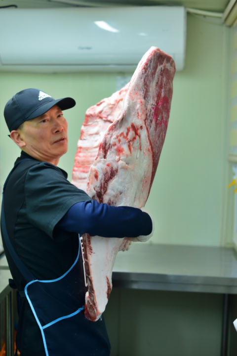 별명이 ‘탱크’인 실장이 갈비 한 짝을 ‘사바키’ 하기 위해 가져가고 있다.