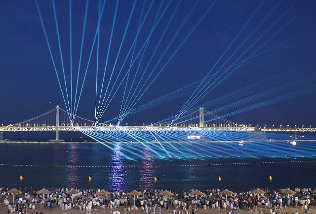 수영구청은 오늘 9월부터 격주로 광안리 드론레이저쇼 상설 공연을 진행할 예정이라고 12일 밝혔다. 사진은 지난해 7월 열린 드론레이저쇼 시범 공연 모습. 부산일보DB