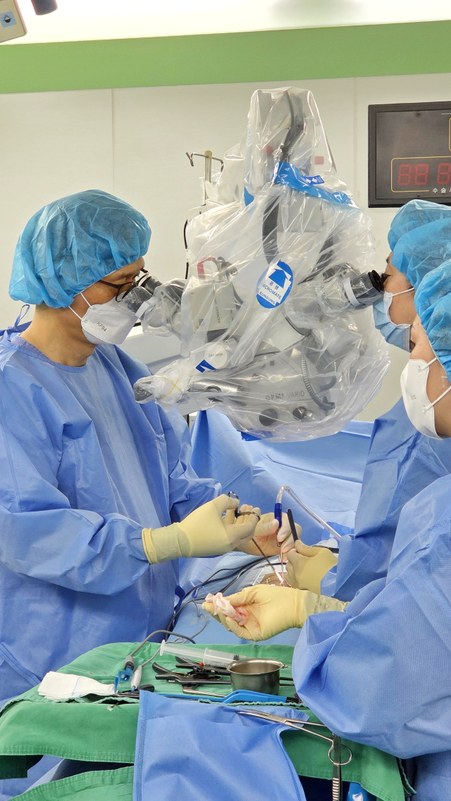 허리 질환이 있을 때 꼭 허리만 아픈 것은 아니다. 방사통으로 종아리와 엉덩이 주변이 아플 수도 있다. 사진은 부산본병원 하상훈 병원장이 수술하는 모습. 부산본병원 제공