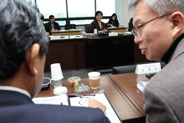정은경 보건복지부 장관이 13일 서울 서초구 국제전자센터에서 열린 제3차 보건의료정책심의위원회에 참석해 있다. 오른쪽은 김택우 대한의사협회 회장. 연합뉴스