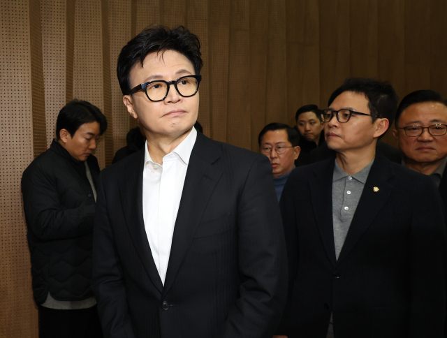 국민의힘 한동훈 전 대표가 14일 국회 소통관에서 당 윤리위원회가 본인을 제명 결정한 것과 관련해 입장을 밝힌 뒤 소통관을 나서고 있다. 연합뉴스