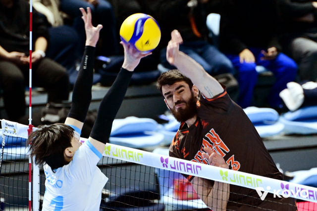 13일 열린 프로배구 V리그 남자부 대한항공전에서 OK저축은행 디미트로프가 공격을 하고 있다. 디미트로프는 이날 팀 내 최고 27득점으로 팀의 2연승을 이끌었다. 한국배구연맹 제공