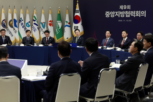 이재명 대통령이 지난해 11월 12일 서울 용산 대통령실에서 열린 중앙지방협력회의에서 참석자 발언을 듣고 있다. 연합뉴스