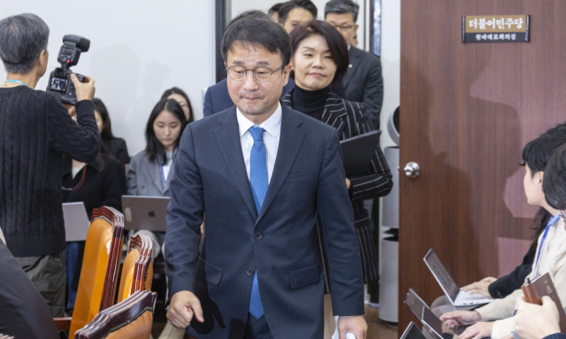 더불어민주당 한병도 원내대표와 한정애 정책위의장을 비롯한 원내지도부가 15일 국회에서 열린 정책조정회의에 입장하고 있다. 연합뉴스