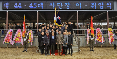 취임식에 참석한 동아대 ROTC 동문들과 김용수 장군이 기념촬영을 하고 있다.