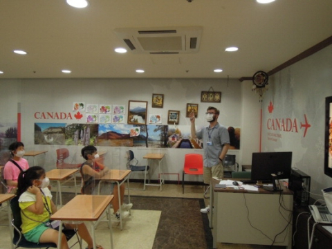 ‘영어하기 편한 도시’ 3년, 체감은 여전히 ‘뻔한 도시’ [부산은 열려 있다]