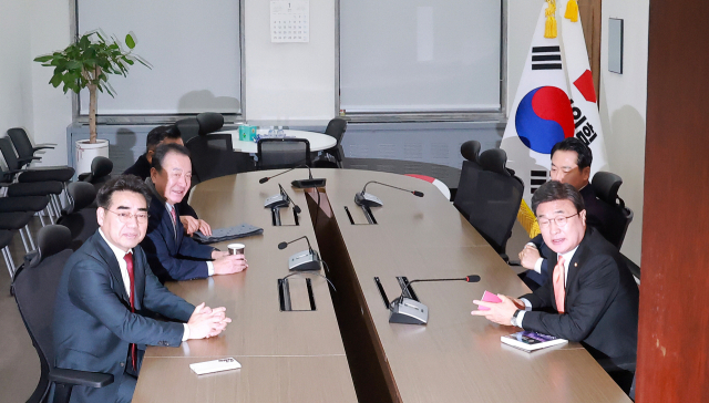 국민의힘 장동혁 대표(오른쪽 위)가 15일 국회에서 당 초재선 모임 ‘대안과 미래’ 소속 이성권(왼쪽 아래·부산 사하갑) 의원 등과 면담하고 있다. 연합뉴스