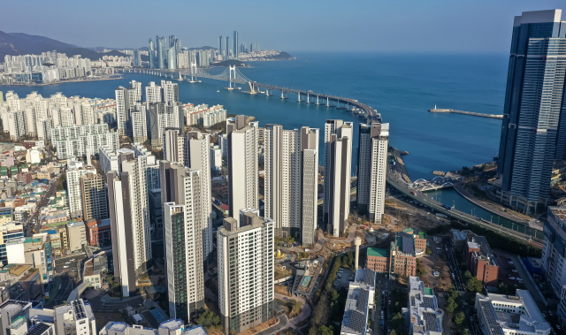 부산 남구 대연동 ‘더비치푸르지오써밋’ 전용면적 59㎡(24평)가 9억 9900만 원에 실거래되며 사실상 ‘10억 원’ 선에 진입했다. 더비치푸르지오써밋과 일대 전경. 김종진 기자 kjj1761@