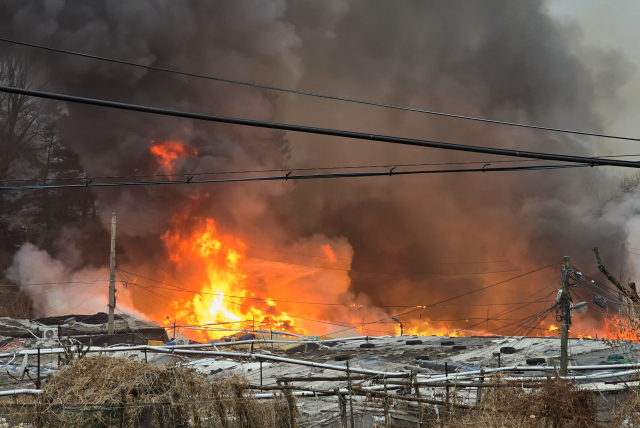 16일 오전 5시께 서울 강남구 개포동 구룡마을 4지구에서 불이 났다. <div class=
