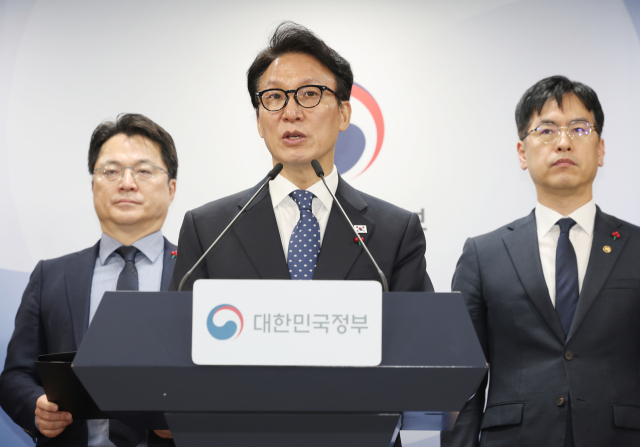 김민석 국무총리가 16일 오전 정부서울청사에서 행정통합 인센티브와 관련해 합동 브리핑을 하고 있다. 연합뉴스