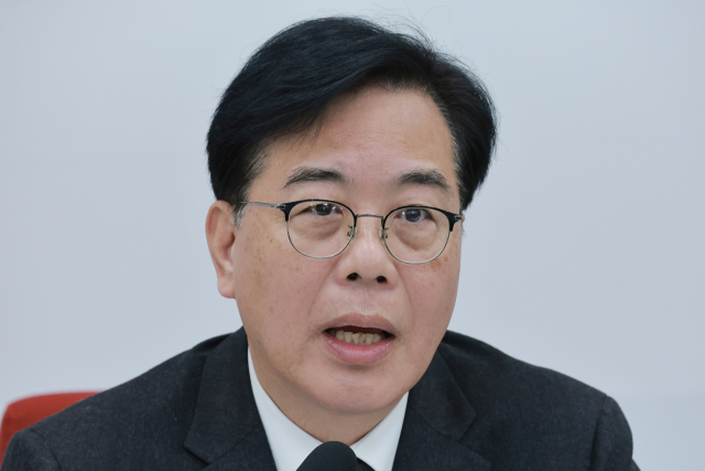 국민의힘 송언석 원내대표가 16일 국회에서 기자간담회를 하며 통일교 특검 등 현안에 관해 발언하고 있다. 연합뉴스