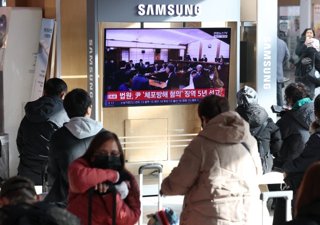 16일 서울역 대합실에서 고위공직자범죄수사처(공수처) 체포 방해 등 혐의로 기소된 윤석열 전 대통령에 대한 1심 선고 공판이 TV를 통해 생중계되고 있다. 이날 재판부는 윤 전 대통령에 징역 5년을 선고했다. 연합뉴스